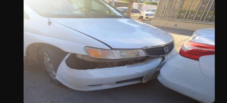 Conductor de pasó un alto y provocó un accidente vial