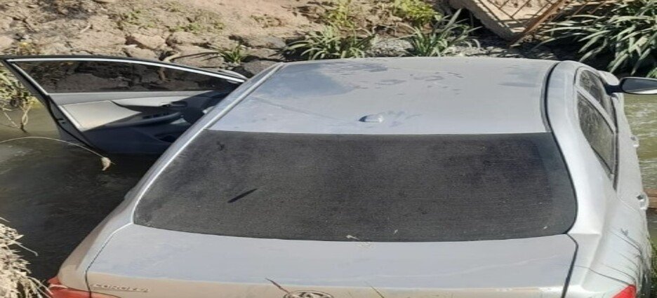 Conductor sale ileso tras caer en un canal