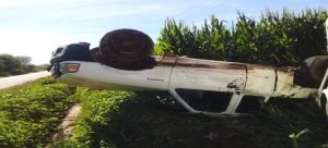 Conductor sale ileso de una volcadura