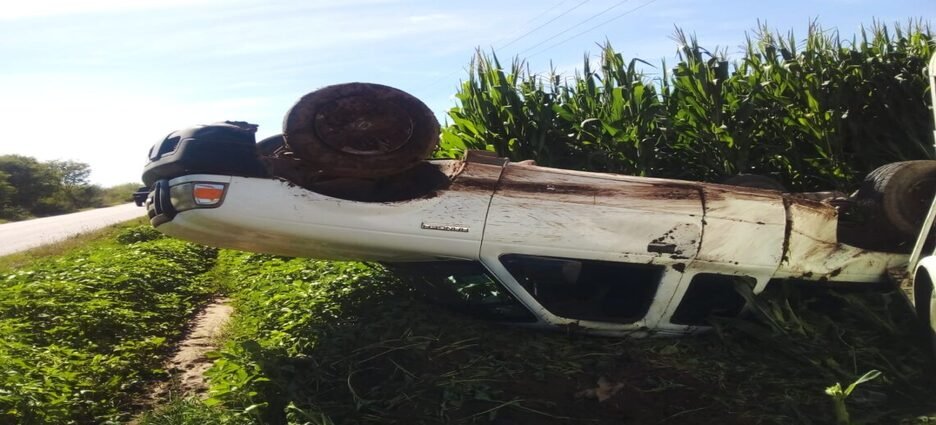 Conductor sale ileso de una volcadura