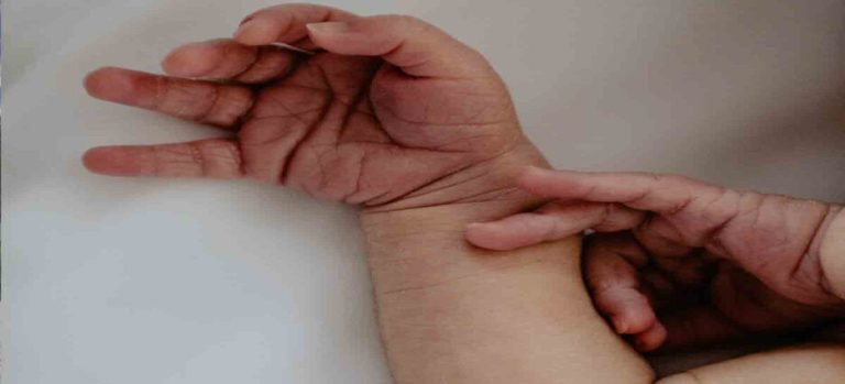 Ingresan a hospital a bebé de jornaleros agrícolas por cuadro de infección respiratoria