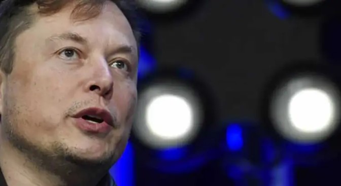 Cambia Elon Musk de parecer