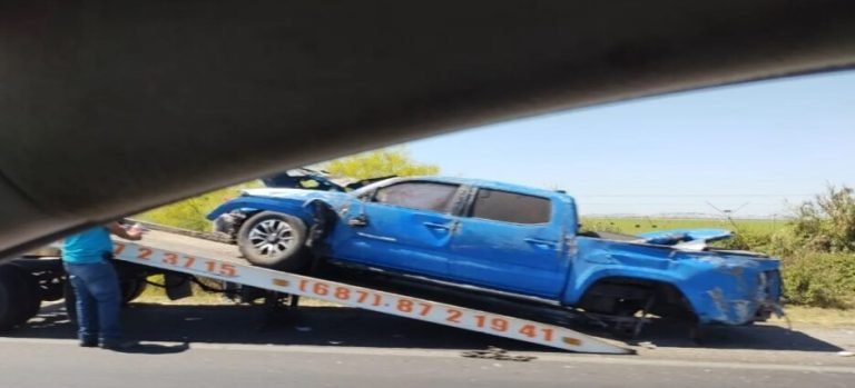 Camioneta se impacta contra muro de contención