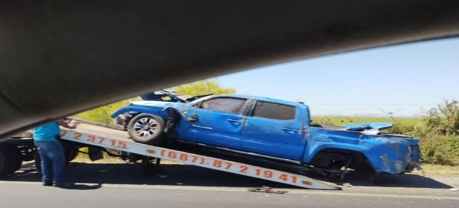 Camioneta se impacta contra muro de contención