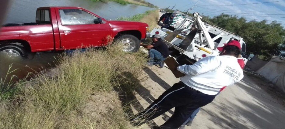 Dos adultos mayores pierden la vida tras caer a un canal