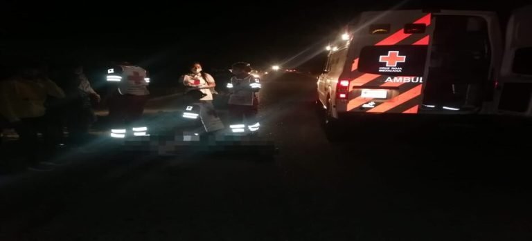 Dos hombres perdieron la vida al caer de una camioneta en movimiento