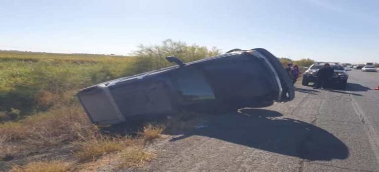 Tras una volcadura en la México 15 el conductor sale ileso