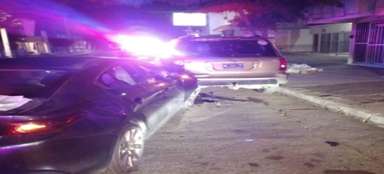 Conductor pierde el control y se impacta contra un vehículo estacionado