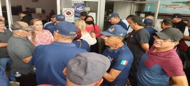 Policías se manifestaron ante el Ayuntamiento para exigir respeto a sus sueldos