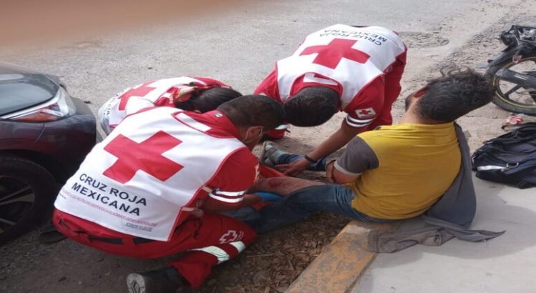 Accidente vial entre motociclista y automovilista deja un lesionado