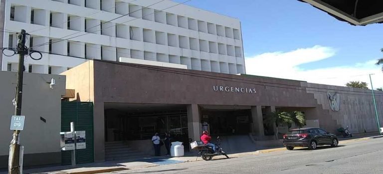 Joven sufre fuerte caída al podar un árbol