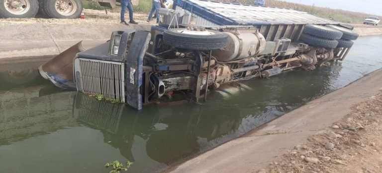 Torton termina al interior de un canal de la sindicatura de Benito Juárez