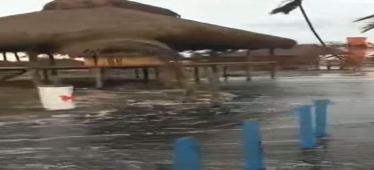 Se inunda el bulevard tiburón en las Glorias y caminos de Boca del Río por el mar de fondo
