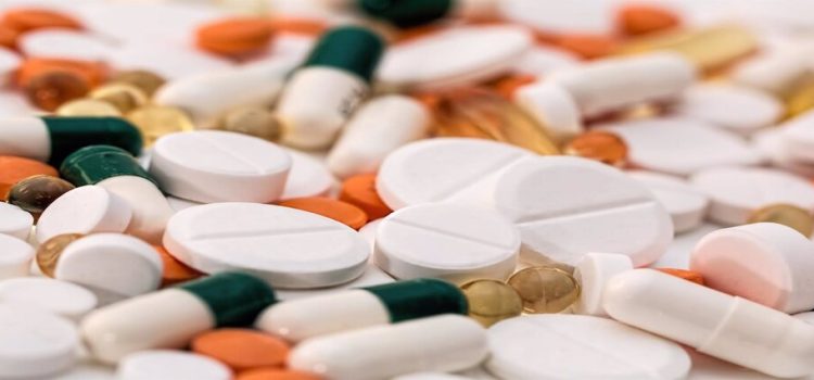Coepriss decomisó 526 piezas de medicamento caducado en una farmacia
