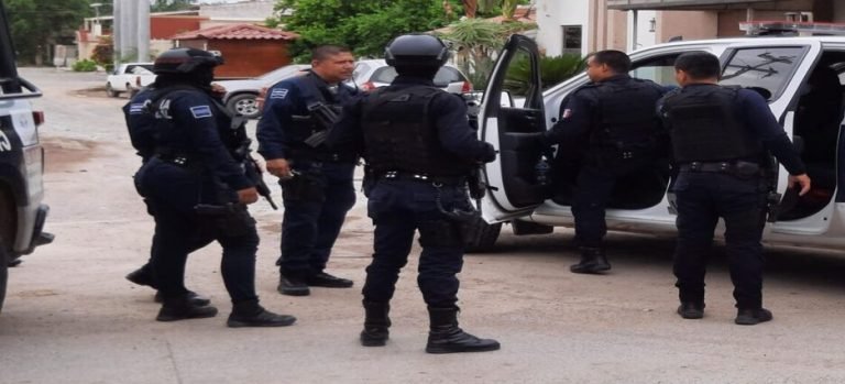 Detienen a pareja por desplazar tarjetas