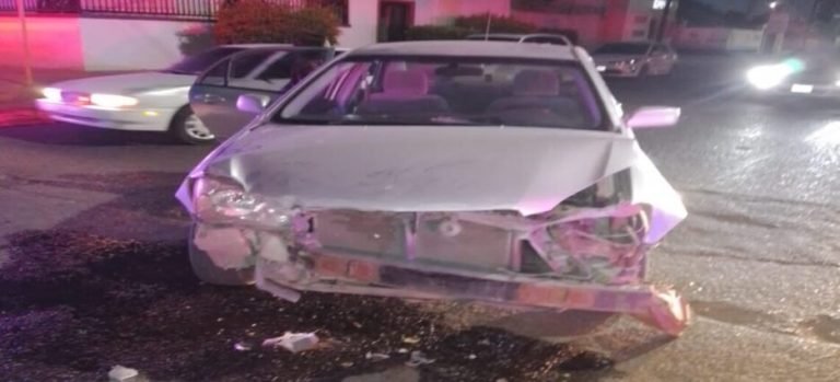 Mujer ocasiona accidente en el centro de la ciudad
