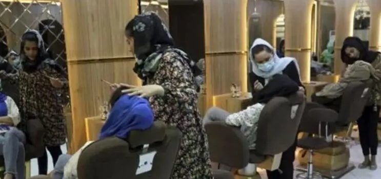 Prohíben Talibanes salones de belleza para mujeres