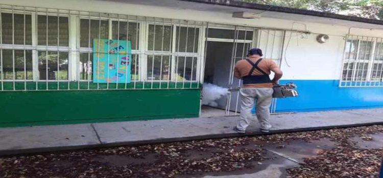 Fumigan escuelas de Guasave previo al inicio del ciclo escolar