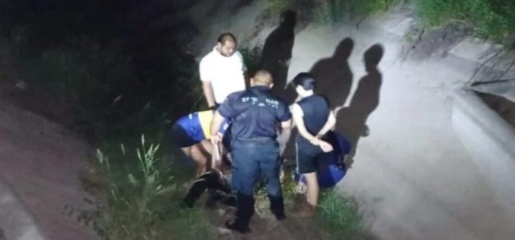 Joven cayó al canal con todo y motocicleta en Guasave