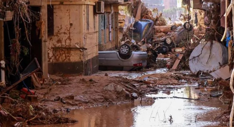 Arrasan inundaciones a Libia