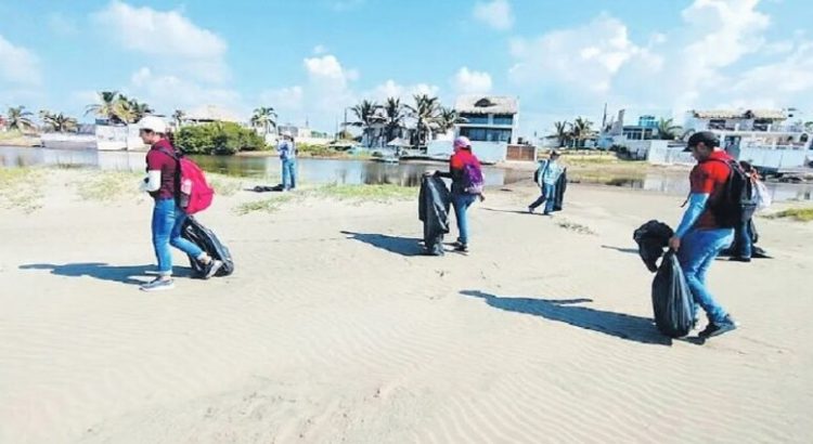 Implementan en playa Las Glorias la campaña estatal Mares Limpios