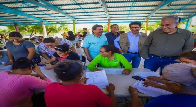 Rubén Rocha y Martín Ahumada visitaron a comunidades afectadas de Guasave