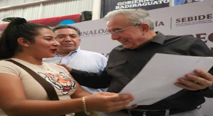 Rubén Rocha encabeza entrega de títulos de propiedad en Sinaloa