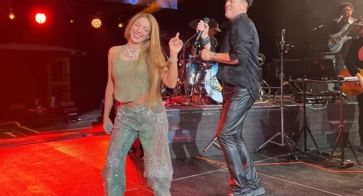 Shakira sorprende a Carlos Vives en pleno show