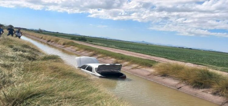 Automóvil cae a un canal en El Huitusito, Guasave