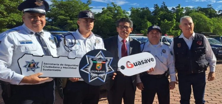 Martín Ahumada Quintero encabezó la entrega 11 nuevas patrullas a la Policía Municipal