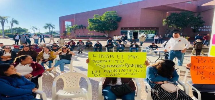 Se manifiestan 130 trabajadores del Satag en palacio municipal de Guasave