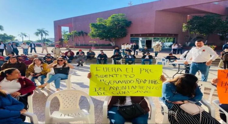 Se manifiestan 130 trabajadores del Satag en palacio municipal de Guasave