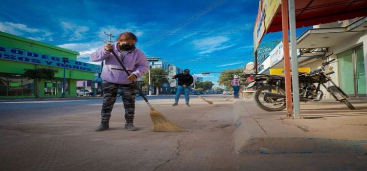 Intensifican trabajos de limpieza en la calle Cuauhtémoc
