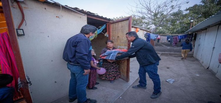 DIF Guasave entregó cobijas y despensas a familias de jornaleros en El Campestre