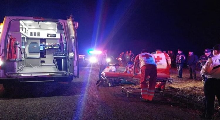 Motociclista atropella a ciclista sobre carretera en Guasave