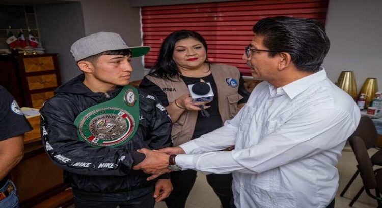 El alcalde felicita al boxeador Kevin “El Desbalagado”