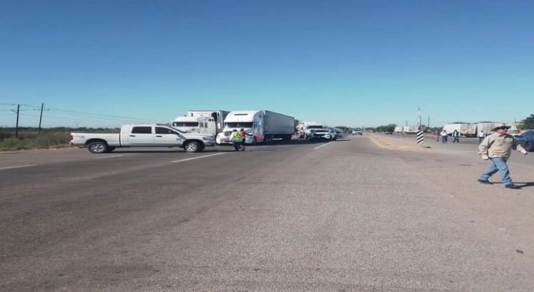 Se manifiestan transportistas en la carretera Internacional México 15