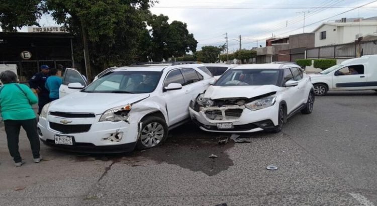 Accidente en la avenida Santos Degollado deja una mujer lesionada