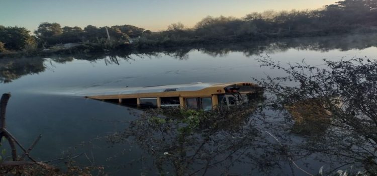 Camión de trabajadores del campo terminó al interior de un canal de riego en Juan José Ríos