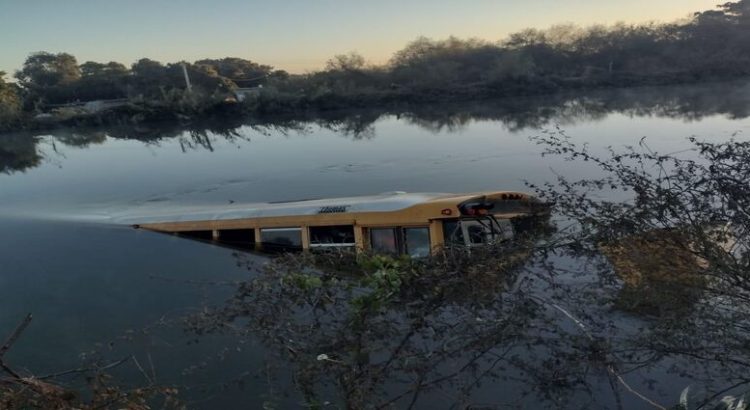Camión de trabajadores del campo terminó al interior de un canal de riego en Juan José Ríos