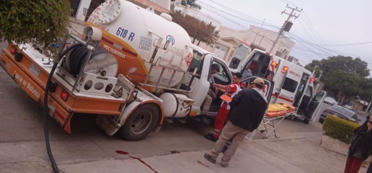 Trabajador resulta lesionado al caer mientras cargaba un tanque de gas