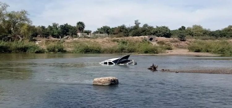 Mujer pierde el control de su camioneta y termina al interior del Río Sinaloa en Guasave