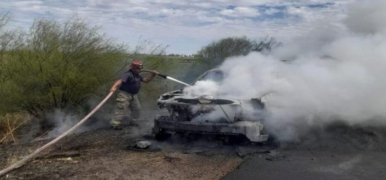 Se incendia camioneta de la CFE en la carretera México 15, en Juan José Ríos