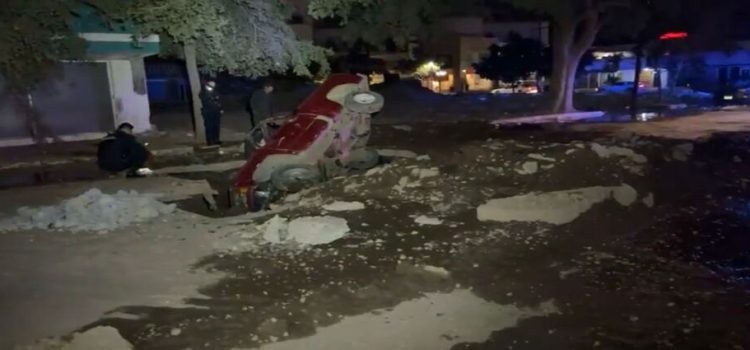 Camioneta cae en socavón sobre la calle Cuauhtémoc de la colonia centro