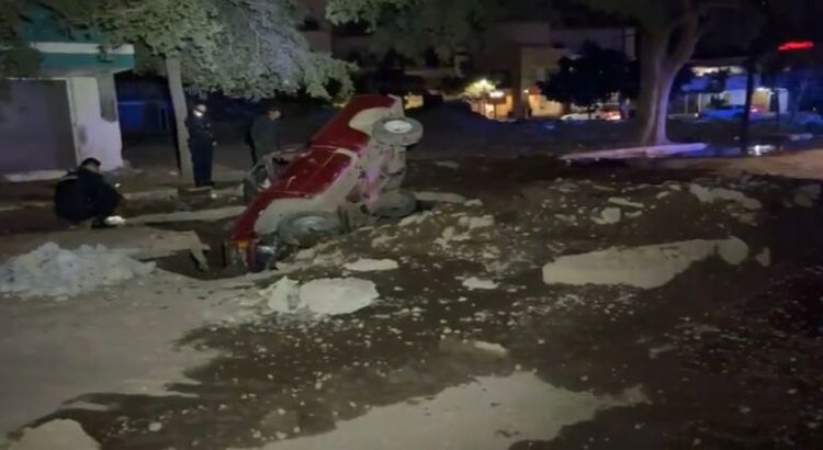 Camioneta cae en socavón sobre la calle Cuauhtémoc de la colonia centro