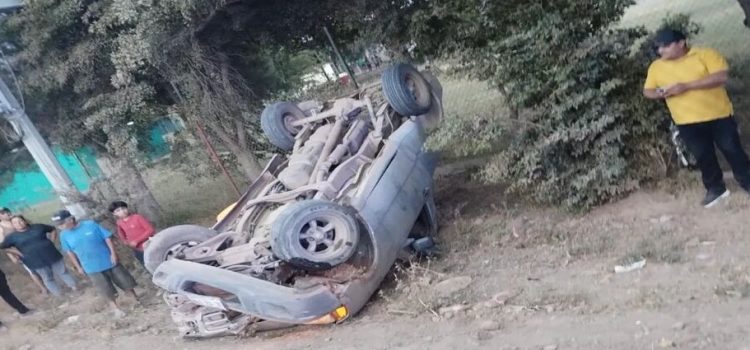 Hombre resulta lesionado al volcar su camioneta en El Cuitabon, Guasave