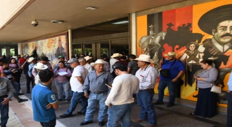 Se manifiestan ante Palacio de Gobierno productores de Sinaloa