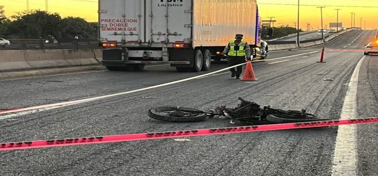 Tras ser arrollado por un tráiler, motociclista pierde la vida