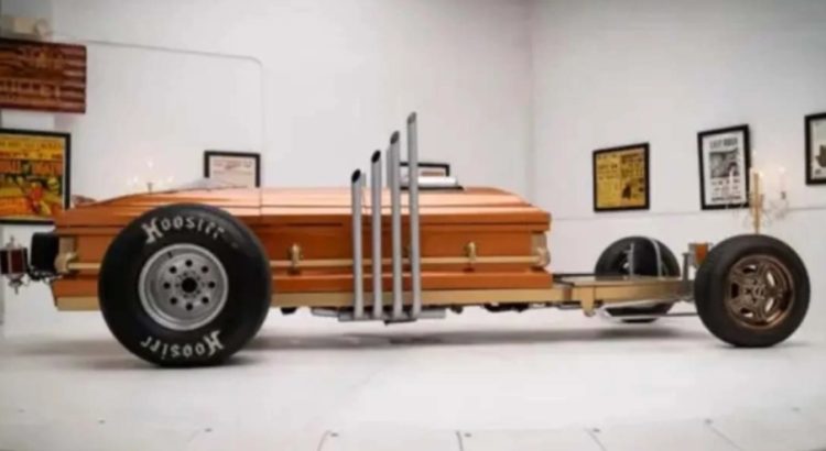 Si te mueres por tener auto… Un extravagante vehículo fúnebre, inspirado