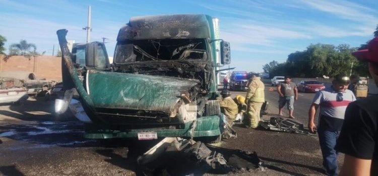 Tráiler se incendia en la carretera México 15